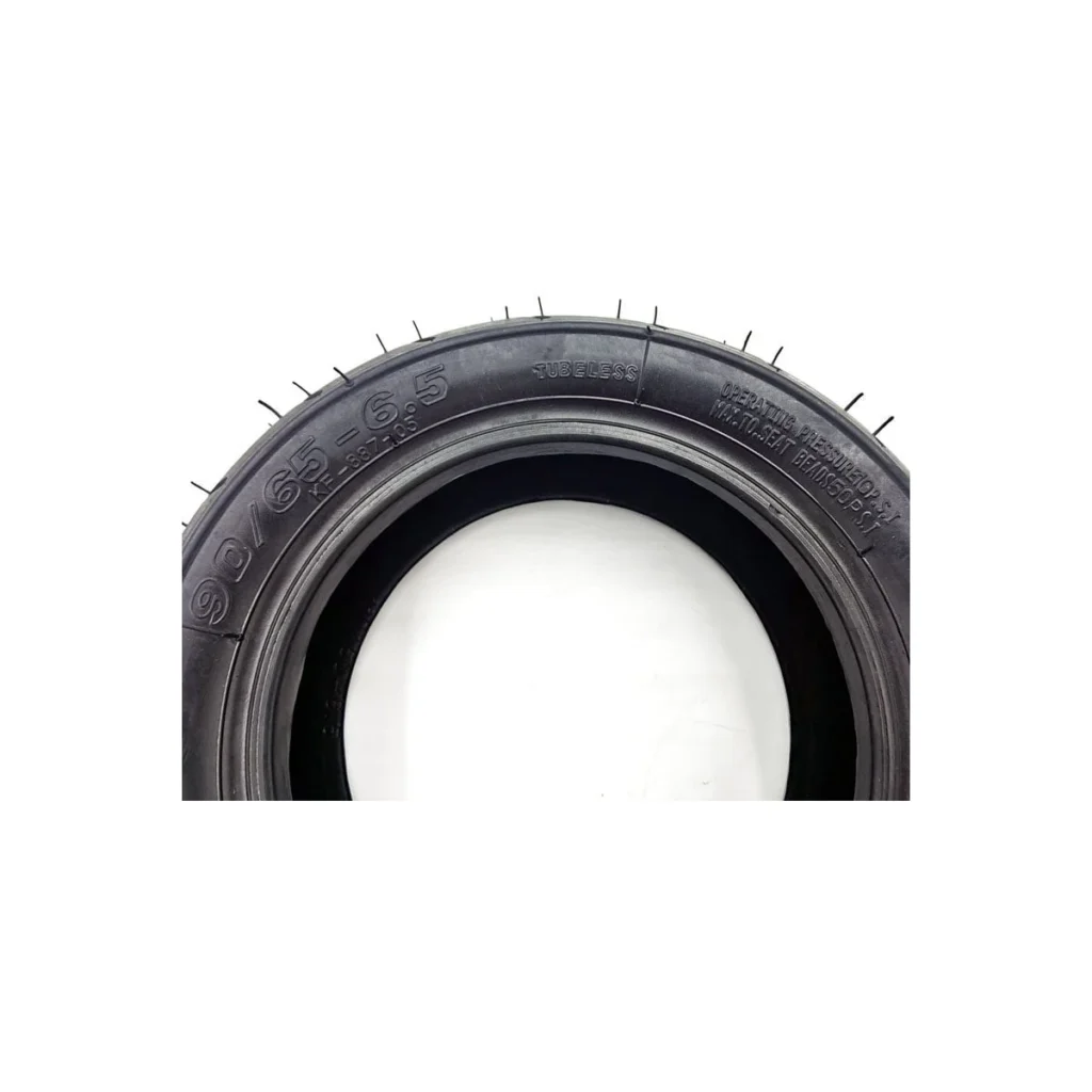 Flanc du pneu 90/65-6,5 gravé TUBELESS, pression 50 psi et charge maximale 55 kg