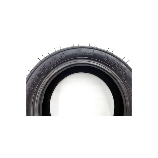 Flanc du pneu 90/65-6,5 gravé TUBELESS, pression 50 psi et charge maximale 55 kg