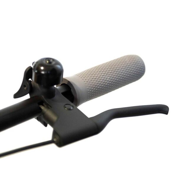 Poignée en silicone grise montée sur le guidon d'une Ninebot série F Poignée en silicone grise montée sur le guidon d'une Ninebot série F
