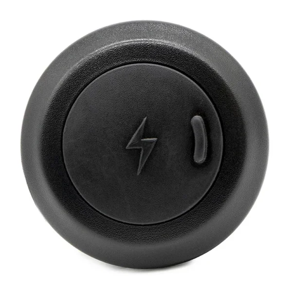Port de charge Hikerboy Foxtrot Plus vu de face, capuchon fermé marqué d'un éclair Port de charge Hikerboy Foxtrot Plus vu de face, capuchon fermé marqué d'un éclair