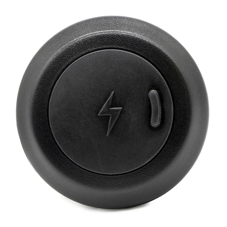 Port de charge Hikerboy Foxtrot Plus vu de face, capuchon fermé marqué d'un éclair
