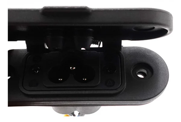 Port de charge Ninebot Max G3 vu de dessous, ressorts du volet