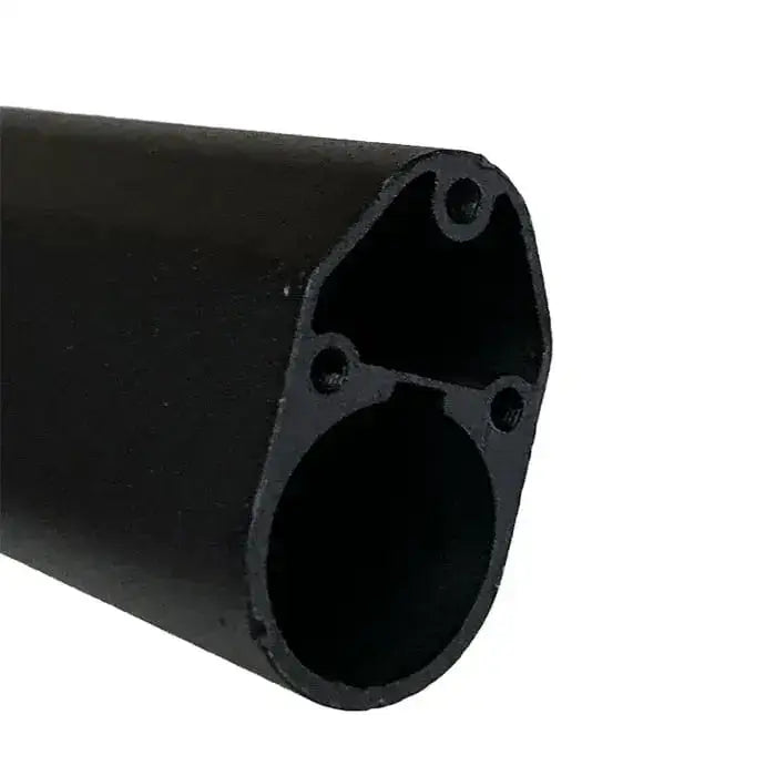Coupe du profil extrudé du mât : alésage circulaire traversant et zone interne triangulaire à trois points de fixation