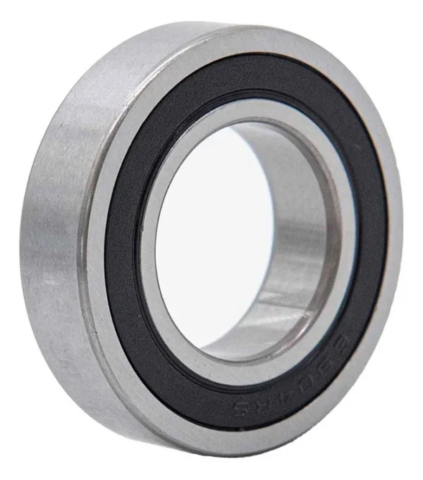Roulement à billes 6904RS vu de trois quarts, flasque d'étanchéité noire et bague extérieure en acier clair Roulement à billes 6904RS vu de trois quarts, flasque d'étanchéité noire et bague extérieure en acier clair