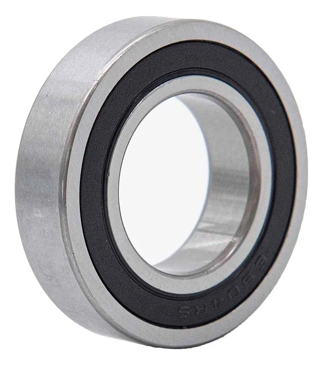 Roulement à billes 6904RS vu de trois quarts, flasque d'étanchéité noire et bague extérieure en acier clair
