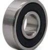Roulement vu de trois quarts : bague extérieure rectifiée, joint noir et alésage central Roulement vu de trois quarts : bague extérieure rectifiée, joint noir et alésage central