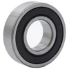 Roulement vu de trois quarts : bague extérieure rectifiée, joint noir marqué 6002RS, alésage central Roulement vu de trois quarts : bague extérieure rectifiée, joint noir marqué 6002RS, alésage central
