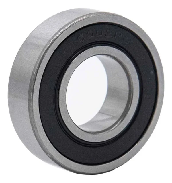 Roulement vu de trois quarts : bague extérieure rectifiée, joint noir marqué 6002RS, alésage central Roulement vu de trois quarts : bague extérieure rectifiée, joint noir marqué 6002RS, alésage central