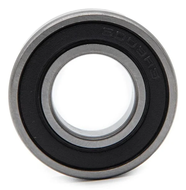 Roulement à billes vu de face, joint souple noir marqué 6003RS en creux autour de l'alésage central Roulement à billes vu de face, joint souple noir marqué 6003RS en creux autour de l'alésage central