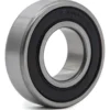 Roulement vu de trois quarts : bague extérieure rectifiée, joint noir marqué et alésage central Roulement vu de trois quarts : bague extérieure rectifiée, joint noir marqué et alésage central