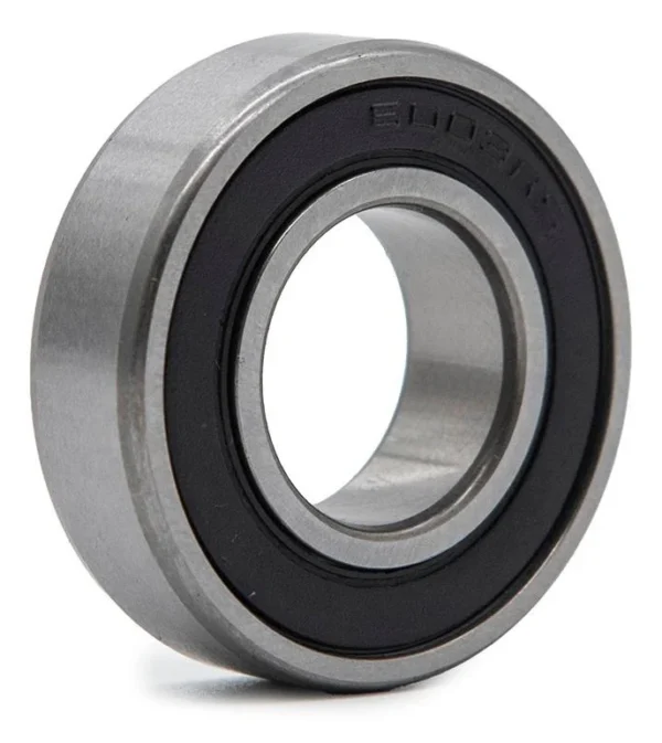 Roulement vu de trois quarts : bague extérieure rectifiée, joint noir marqué et alésage central Roulement vu de trois quarts : bague extérieure rectifiée, joint noir marqué et alésage central