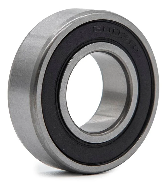 Roulement vu de trois quarts : bague extérieure rectifiée, joint noir marqué et alésage central