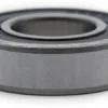Roulement vu de profil : tranche large de la bague extérieure et joint noir sur chacune des deux faces Roulement vu de profil : tranche large de la bague extérieure et joint noir sur chacune des deux faces