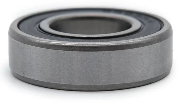 Roulement vu de profil : tranche large de la bague extérieure et joint noir sur chacune des deux faces Roulement vu de profil : tranche large de la bague extérieure et joint noir sur chacune des deux faces