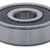 Roulement vu de profil : tranche de la bague extérieure et joint noir fermant la face supérieure Roulement vu de profil : tranche de la bague extérieure et joint noir fermant la face supérieure