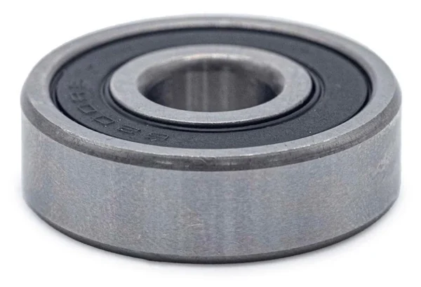 Roulement vu de profil : tranche de la bague extérieure et joint noir fermant la face supérieure Roulement vu de profil : tranche de la bague extérieure et joint noir fermant la face supérieure