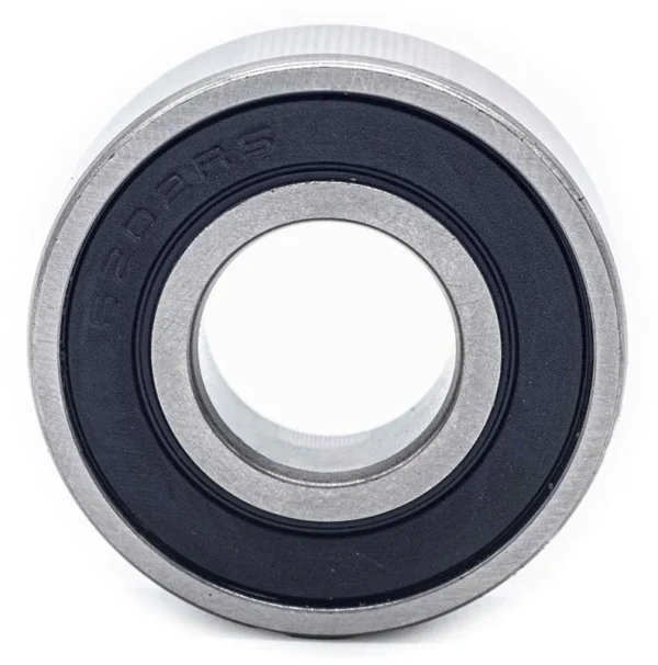 Roulement à billes 6202RS vu de face, joint caoutchouc noir et bague intérieure en acier Roulement à billes 6202RS vu de face, joint caoutchouc noir et bague intérieure en acier