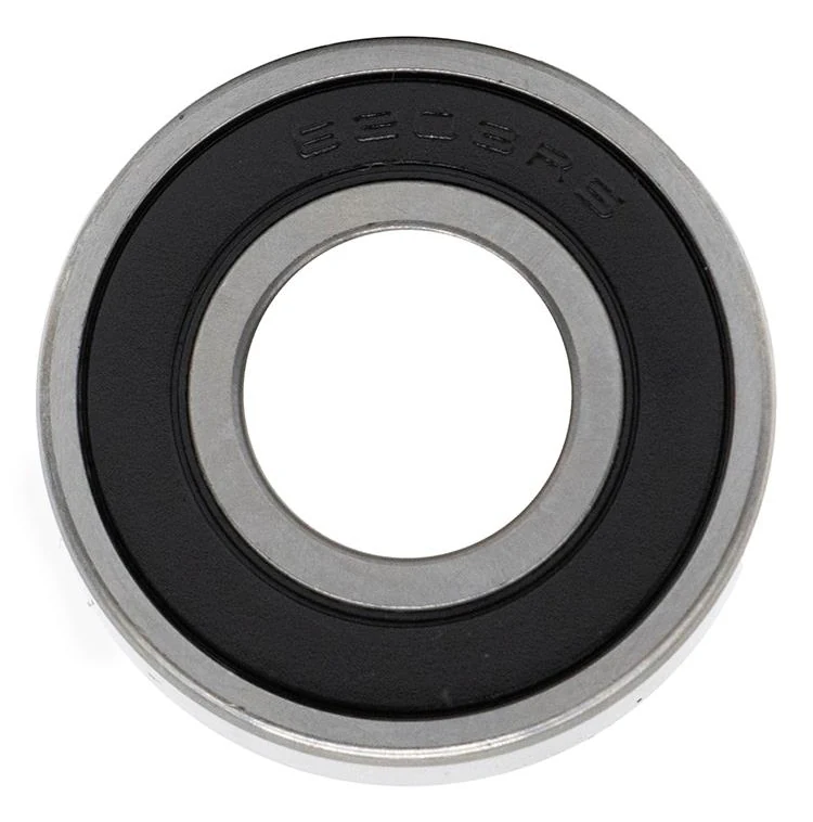 Roulement à billes vu de face : bague extérieure épaisse, joint souple noir marqué 6203RS, alésage central