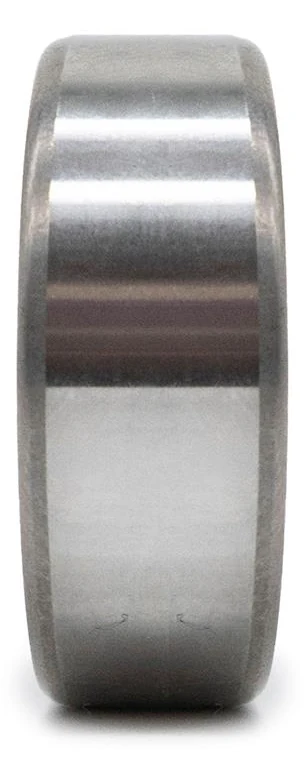 Roulement vu de profil : tranche haute de la bague extérieure, surface rectifiée et arêtes chanfreinées Roulement vu de profil : tranche haute de la bague extérieure, surface rectifiée et arêtes chanfreinées