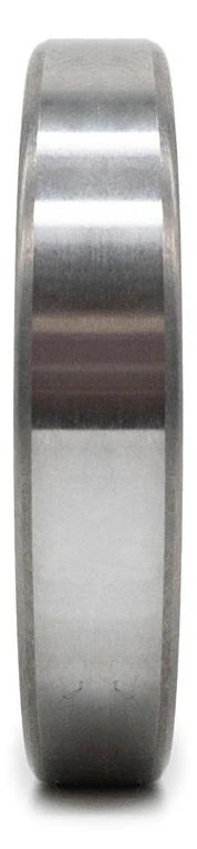 Roulement vu de profil : tranche de la bague extérieure, largeur régulière et arêtes chanfreinées Roulement vu de profil : tranche de la bague extérieure, largeur régulière et arêtes chanfreinées