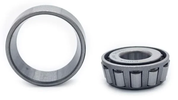 Cuvette du roulement conique posée à côté du cône vu de profil, rouleaux inclinés Cuvette du roulement conique posée à côté du cône vu de profil, rouleaux inclinés