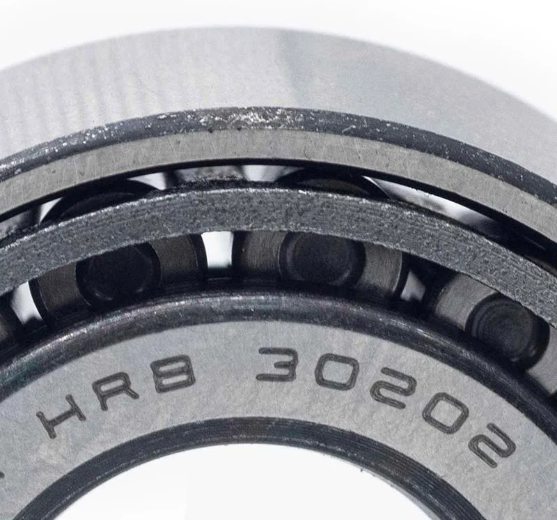 Gros plan sur la cage du cône avec le marquage 30202 gravé entre les rouleaux