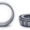 Cuvette seule à côté du cône vu de profil, rouleaux coniques apparents Cuvette seule à côté du cône vu de profil, rouleaux coniques apparents