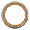 Roulement de direction vu de face, bague en acier et joint orange sur la couronne Roulement de direction vu de face, bague en acier et joint orange sur la couronne