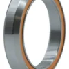 Roulement de direction vu de trois quarts, chanfrein de la bague et joint orange Roulement de direction vu de trois quarts, chanfrein de la bague et joint orange