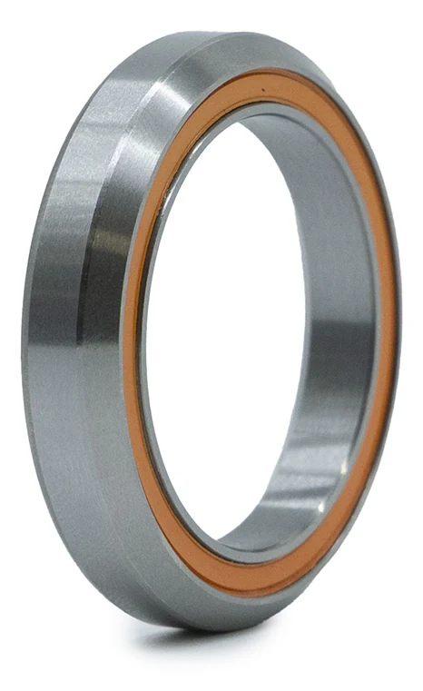 Roulement de direction vu de trois quarts, chanfrein de la bague et joint orange Roulement de direction vu de trois quarts, chanfrein de la bague et joint orange