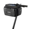 Sac de guidon 4 L noir monté sur le tube de guidon d'une trottinette Sac de guidon 4 L noir monté sur le tube de guidon d'une trottinette