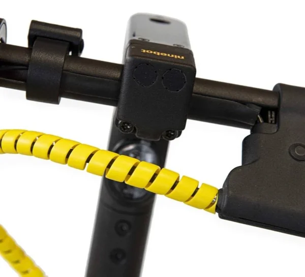 Spirale jaune montée sur le faisceau de potence d'une trottinette