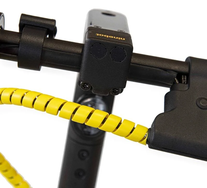 Spirale jaune montée sur le faisceau de potence d'une trottinette