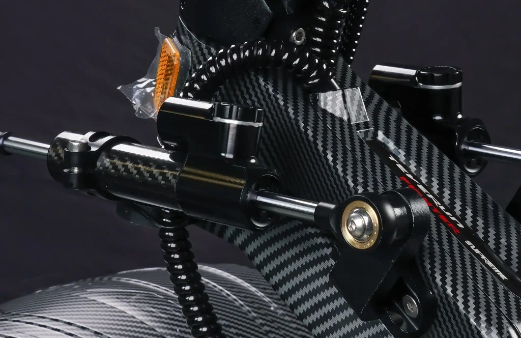 Les deux amortisseurs de direction de la Teverun Fighter Supreme 7260R version V5