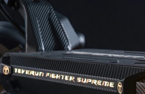 Bandeau LED éclairé sur le flanc du plateau de la Teverun Fighter Supreme 7260R Bandeau LED éclairé sur le flanc du plateau de la Teverun Fighter Supreme 7260R