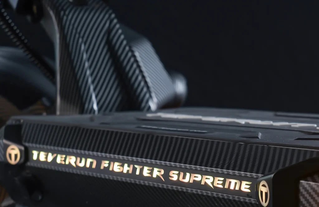 Bandeau LED éclairé sur le flanc du plateau de la Teverun Fighter Supreme 7260R