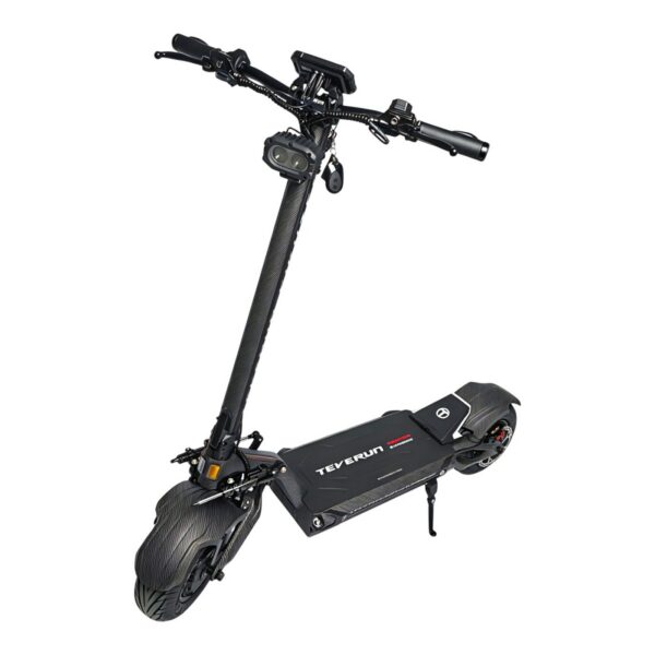Teverun Fighter Supreme 7260R — trottinette électrique noire vue de trois quarts avant Teverun Fighter Supreme 7260R — trottinette électrique noire vue de trois quarts avant