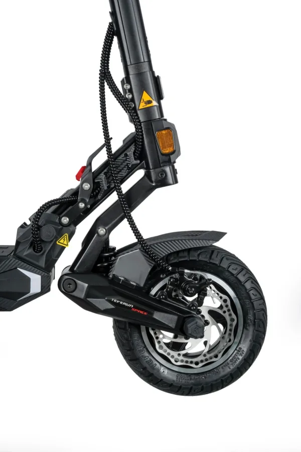 Teverun Space Lite de trois quarts : plateau long, double suspension et roues de 10 pouces Teverun Space Lite de trois quarts : plateau long, double suspension et roues de 10 pouces