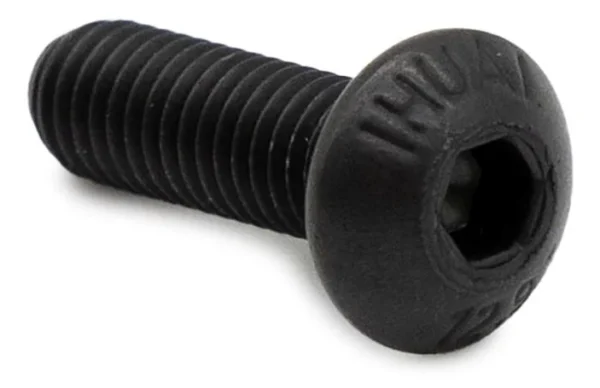 La même vis noire de trois quarts, marquage 12.9 gravé sur la tête autour de l'empreinte La même vis noire de trois quarts, marquage 12.9 gravé sur la tête autour de l'empreinte