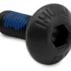 Vis noire de trois quarts, marquage 12.9 sur la tête et dépôt bleu sur le filetage Vis noire de trois quarts, marquage 12.9 sur la tête et dépôt bleu sur le filetage