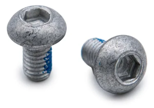 Gros plan sur deux vis de disque de frein : empreinte six pans creux et dépôt bleu de frein-filet Gros plan sur deux vis de disque de frein : empreinte six pans creux et dépôt bleu de frein-filet