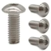 Quatre vis à tête bombée en acier clair, vues de profil et de dessus avec leur empreinte six pans creux Quatre vis à tête bombée en acier clair, vues de profil et de dessus avec leur empreinte six pans creux
