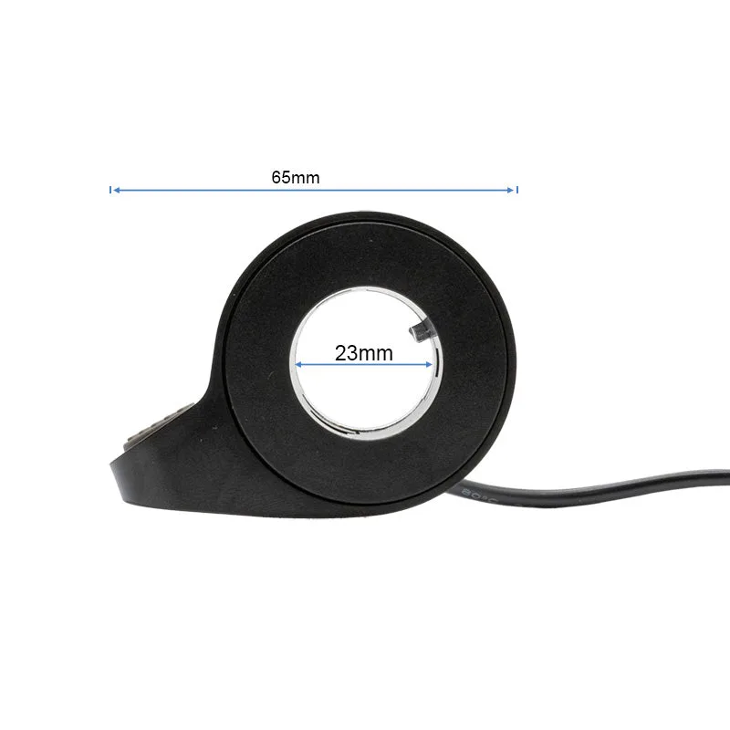 Accélérateur au pouce vu de face dans l'axe de l'anneau fermé, coté à 65 mm de longueur hors-tout et 23 mm de diamètre intérieur, chemise chromée et ergot visibles