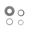 Les quatre éléments du jeu de direction posés à plat : disque plat gris, joint noir, cage à billes et jonc fendu