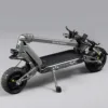 Langfeite GT2 Mini Dual, trottinette électrique double moteur, vue trois quarts sur béquille : doubles suspensions, pneus crantés, garde-boue avant profilé