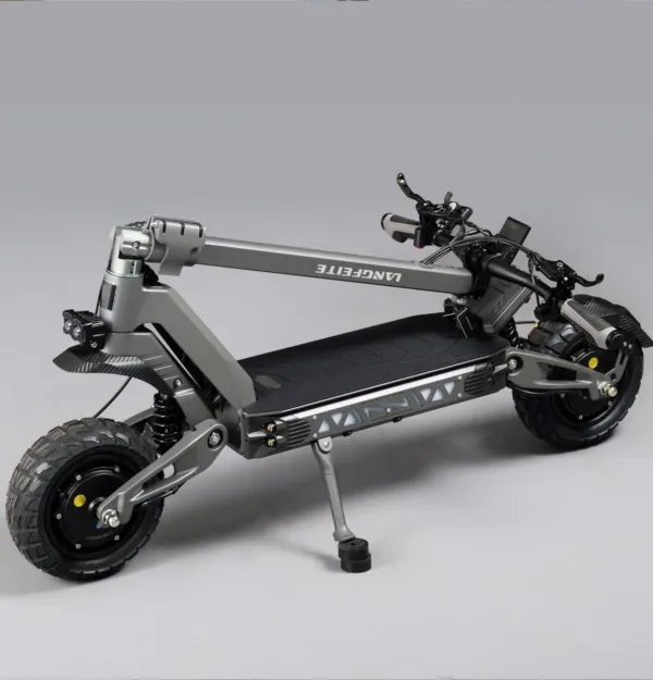 Langfeite GT2 Mini Dual, trottinette électrique double moteur, vue trois quarts sur béquille : doubles suspensions, pneus crantés, garde-boue avant profilé