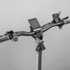 Langfeite GT2 Mini Dual, poste de pilotage : écran LCD, commandes d'éclairage et de clignotants, leviers de frein hydraulique, étiquettes de démarrage sans contact suspendues au tube de direction