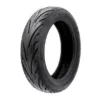 Pneu tubeless 60/70-6,5 pour trottinette en vue trois quarts : sculpture à rainures en V et épaulements à picots