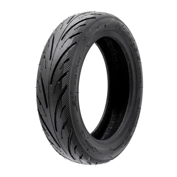 Pneu tubeless 60/70-6,5 pour trottinette en vue trois quarts : sculpture à rainures en V et épaulements à picots