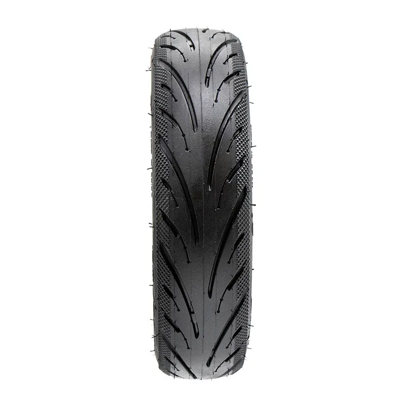 Bande de roulement du pneu tubeless 60/70-6,5 : rainures en V et épaulements à picots